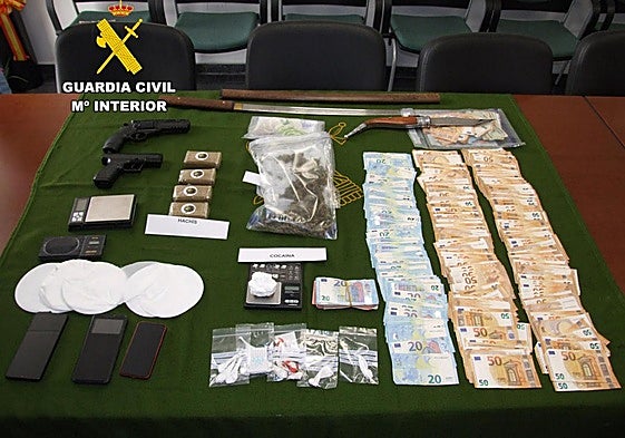 Imagen de la droga y de los objetos incautados a los detenidos.