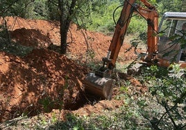 Trabajos de búsqueda de una fosa en Montearenas.