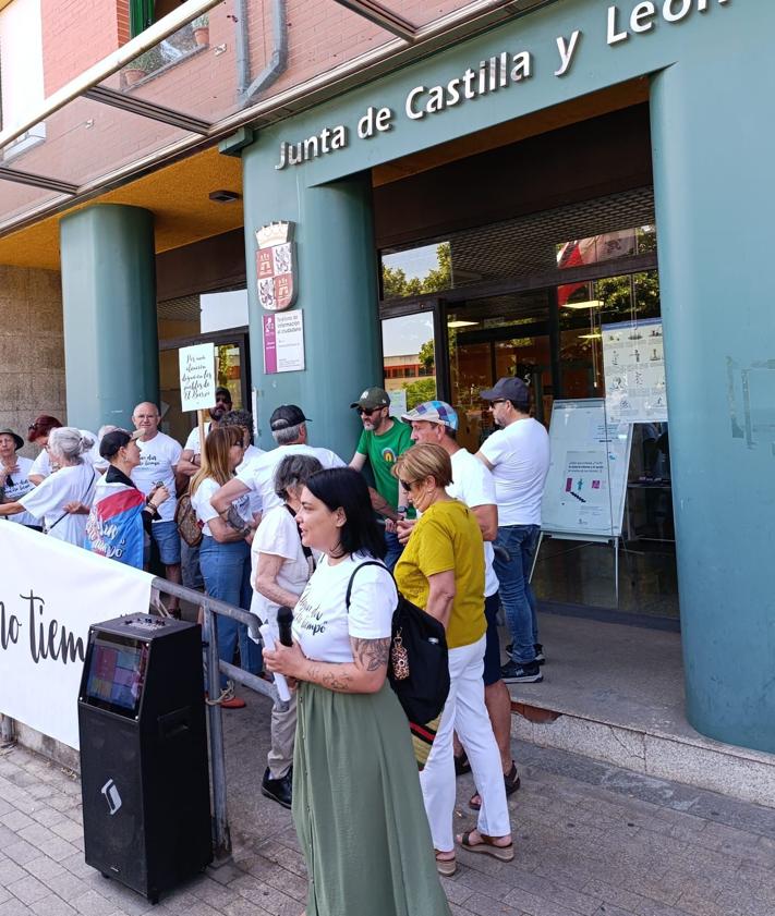 Imagen secundaria 2 - Protesta de la Asociación de Familiares y Pacientes Oncológicos del Bierzo.