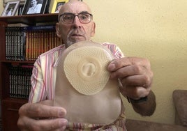 El berciano Manuel González muestra una bolsa de ostomía como la que lleva pegada a su cuerpo desde hace cinco meses.