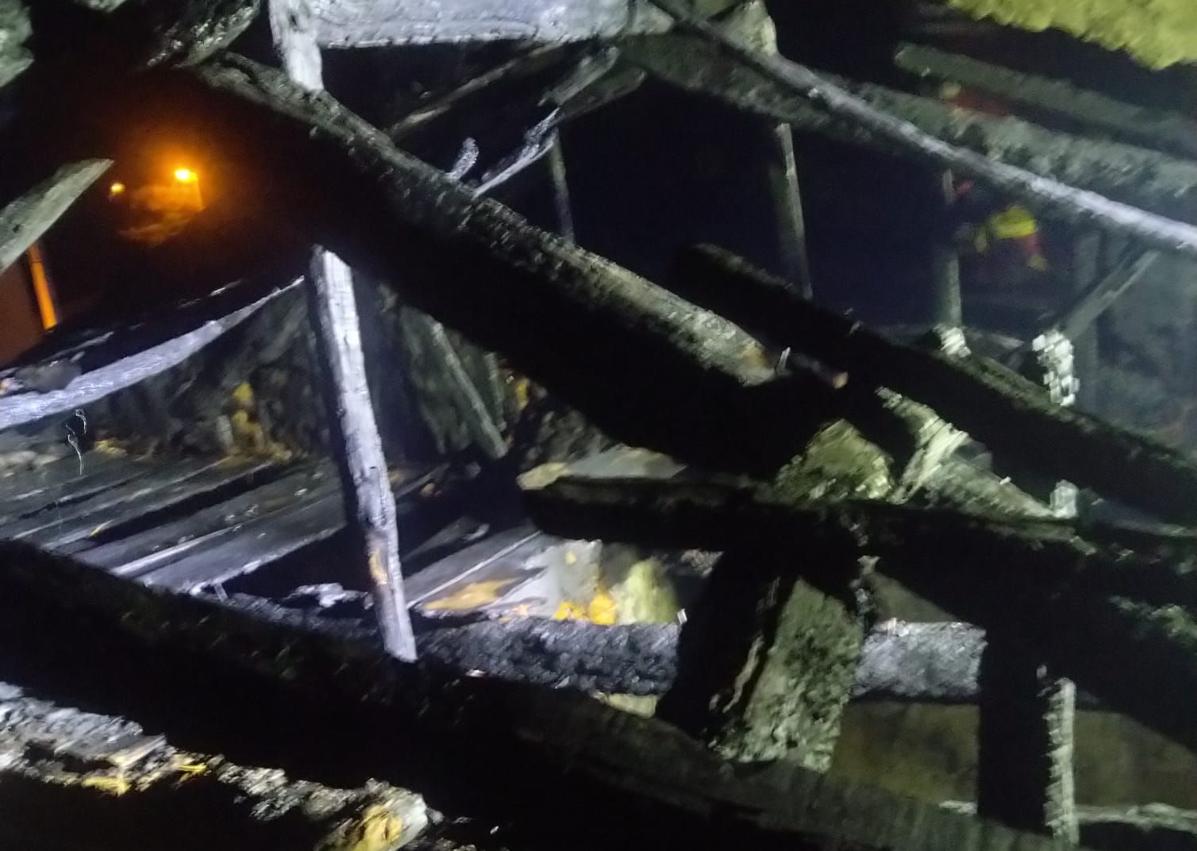 Imagen secundaria 1 - Incendio en una vivienda deshabitada de San Andrés de Montejos.