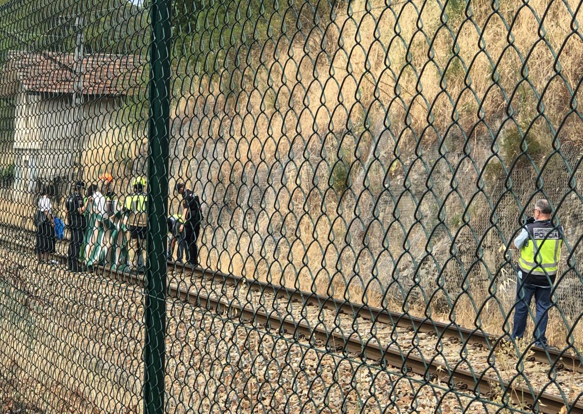 Imagen secundaria 1 - Policía, bomberos y vecinos, en el lugar del suceso.