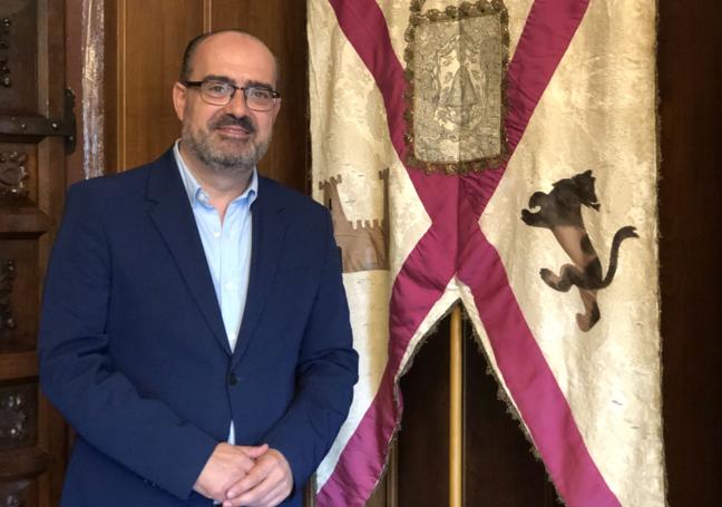 Marco Morala junto a la réplica del Pendón de Lanzas de Ponferrada que cuelga de una de las pareces de su despacho en la Alcaldía.