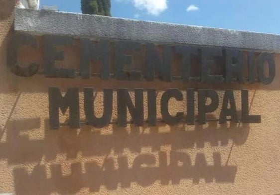 Cartel del actual cementerio municipal de Cacabelos.