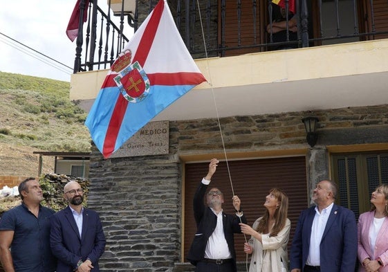 Acto del 25 aniversario del primer izado de la Bandera del Bierzo, que organizan conjuntamente el Consejo Comarcal del Bierzo y el Ayuntamiento de Peranzanes.
