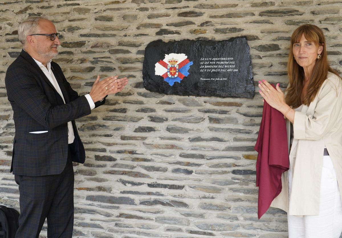 Acto del 25 aniversario del primer izado de la Bandera del Bierzo, que organizan conjuntamente el Consejo Comarcal del Bierzo y el Ayuntamiento de Peranzanes.