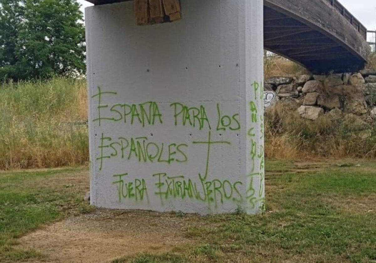 Una de las pintadas aparecidas en el paseo del Río de Ponferrada.