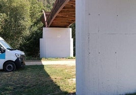 Imagen de los pilares de la pasarela del Sil ya limpios.