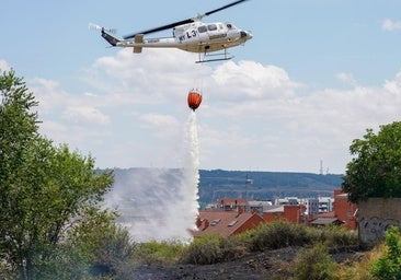 Medios terrestres y aéreos sofocan un incendio junto al Hospital de León