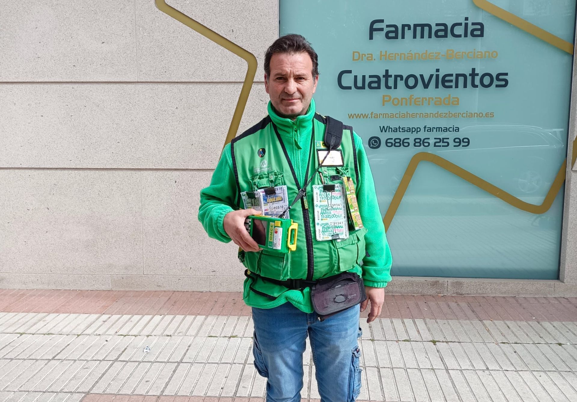 El vendedor Manuel Zabane fue el encargado de repartir suerte.