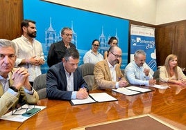 Imagen de la firma del convenio para la gestión de los bonos 'Yo Ponferrada, ¿tú? 2025.