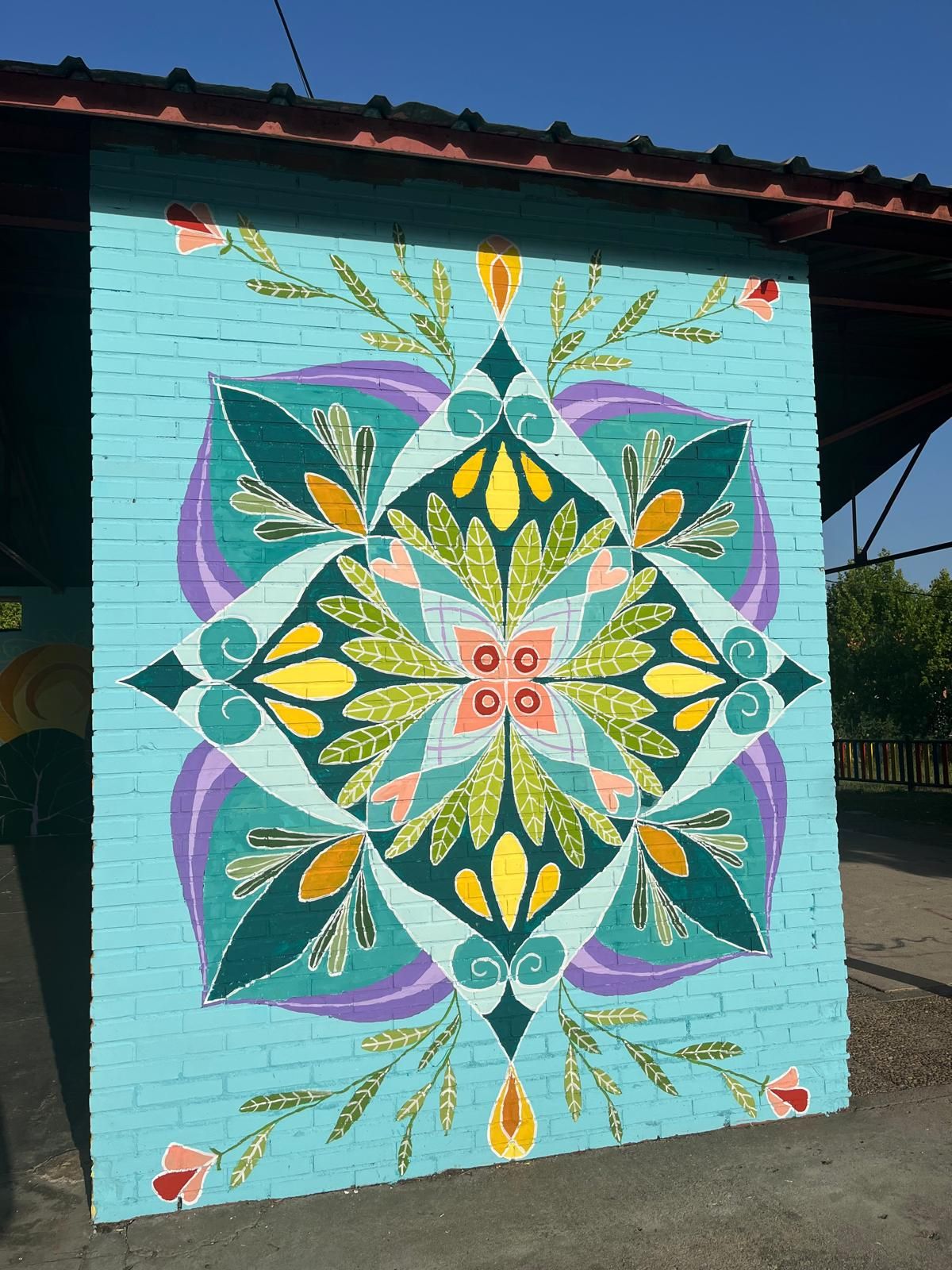 Imagen del mural que preside el patio cubierto del CEE Bergidum.