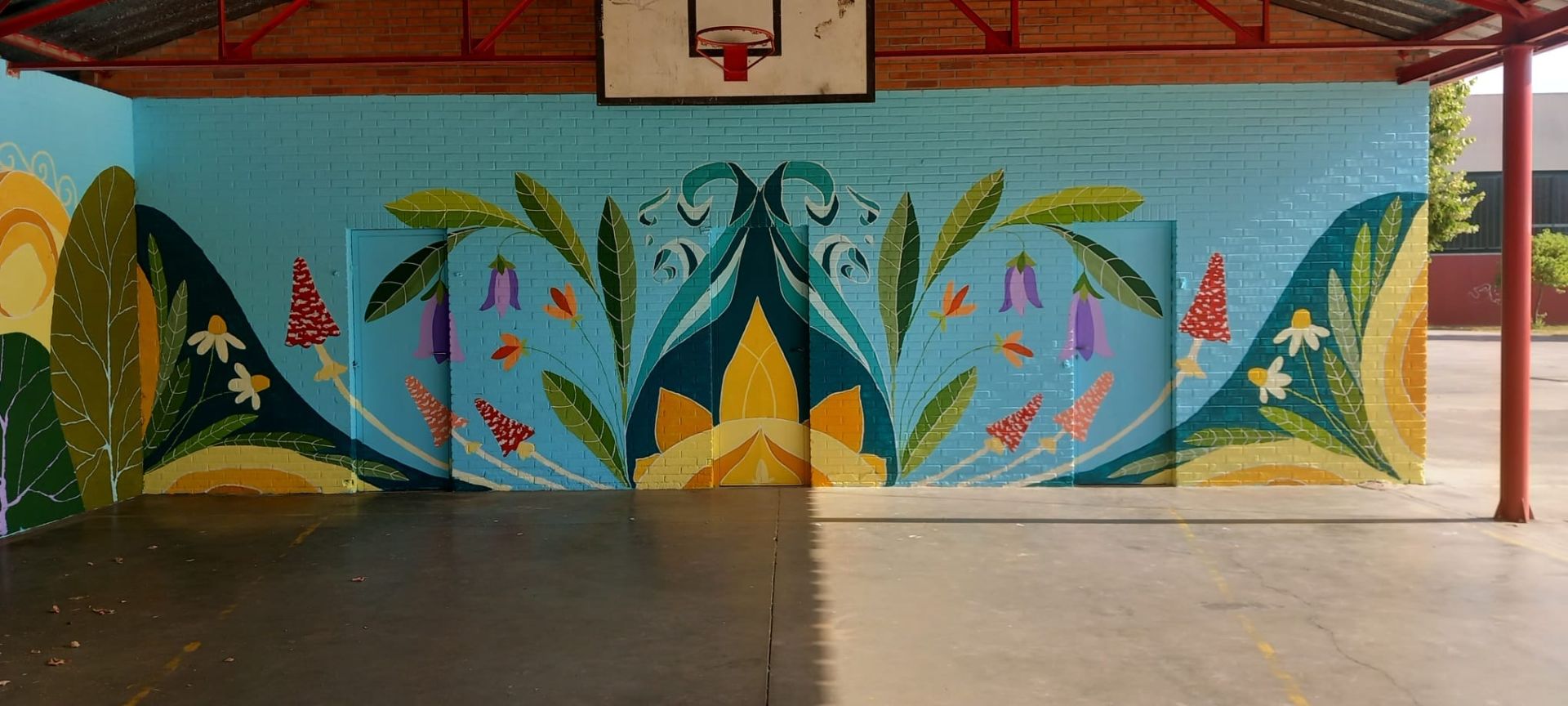 Imagen del mural que preside el patio cubierto del CEE Bergidum.