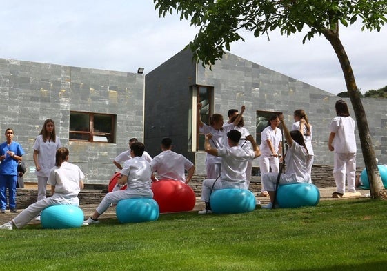 Imagen de archivo de alumnos del campus de Ponferrada realizando prácticas en el exterior.