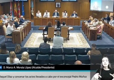 Instante en el que el pleno da lectura a la declaración institución contra los actos cometidos por Pedro Muñoz.