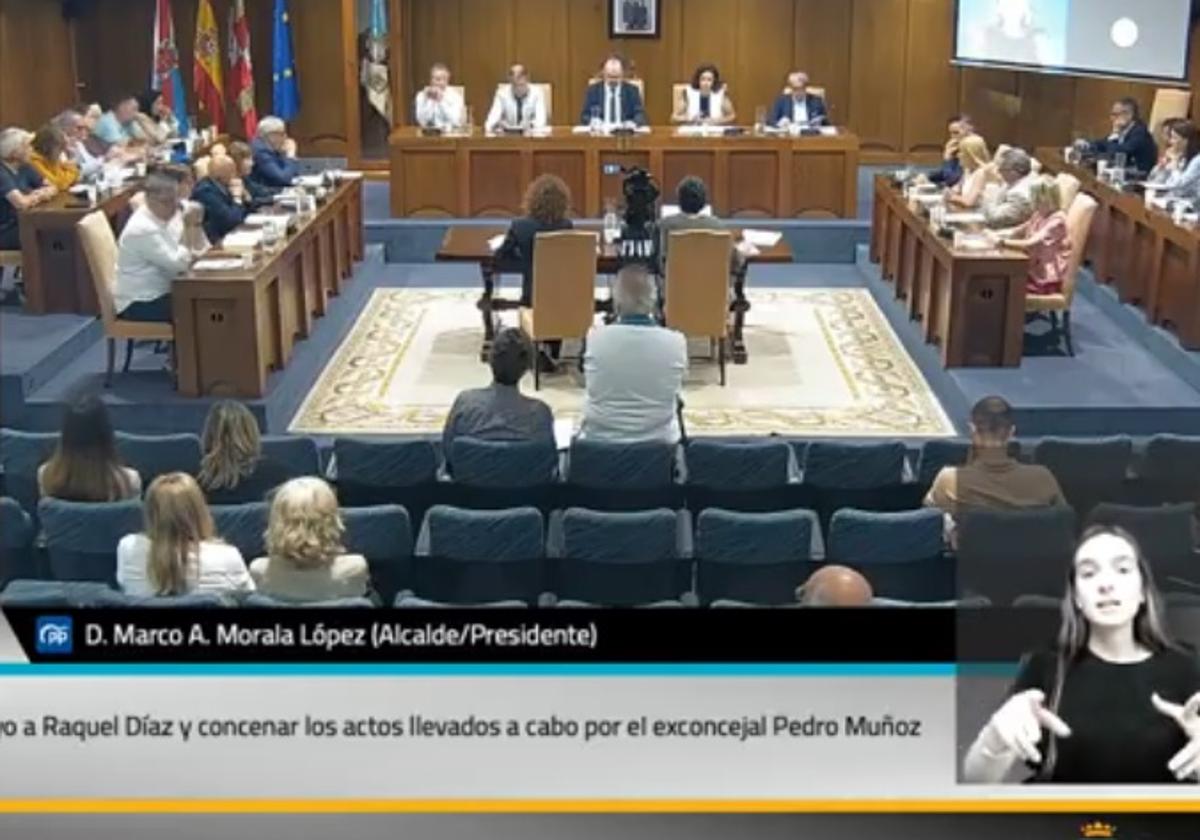 Instante en el que el pleno da lectura a la declaración institución contra los actos cometidos por Pedro Muñoz.
