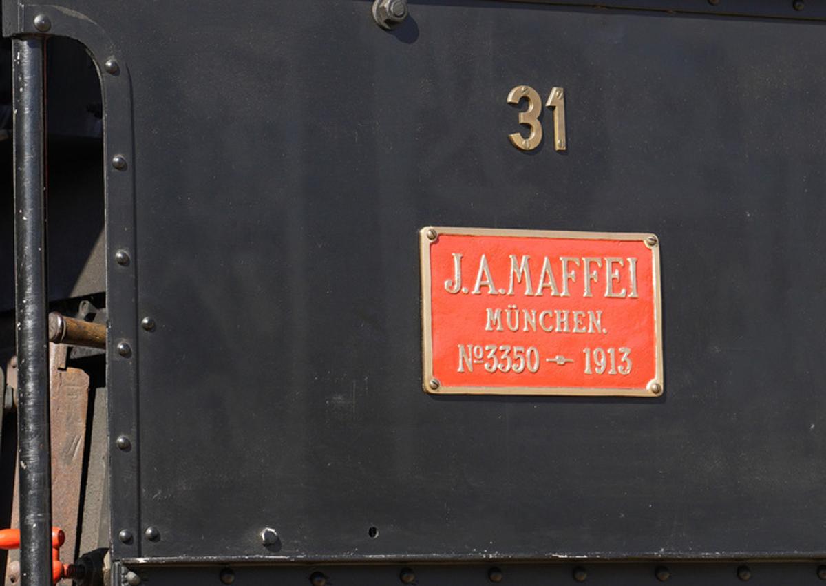 Imagen secundaria 1 - Imágenes del traslado de la locomotora desde el Museo del Ferrocarril de Ponferrada.