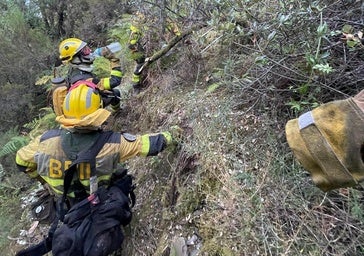 El incendio en Villafranca del Bierzo desciende a nivel 0 pero continúa activo