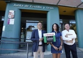 Los alcaldes de Toreno, Páramo del Sil y Berlanga del Bierzo presentaron este jueves las firmas en la sede de la Junta.