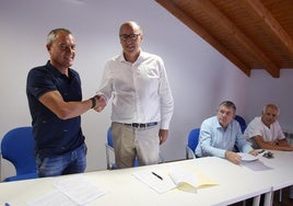 El secretario general de FICA-UGT en el Bierzo, Jorge Díez (I), junto al presidente de la patronal de la pizarra, Eliseo López (2I), durante la firma del convenio.