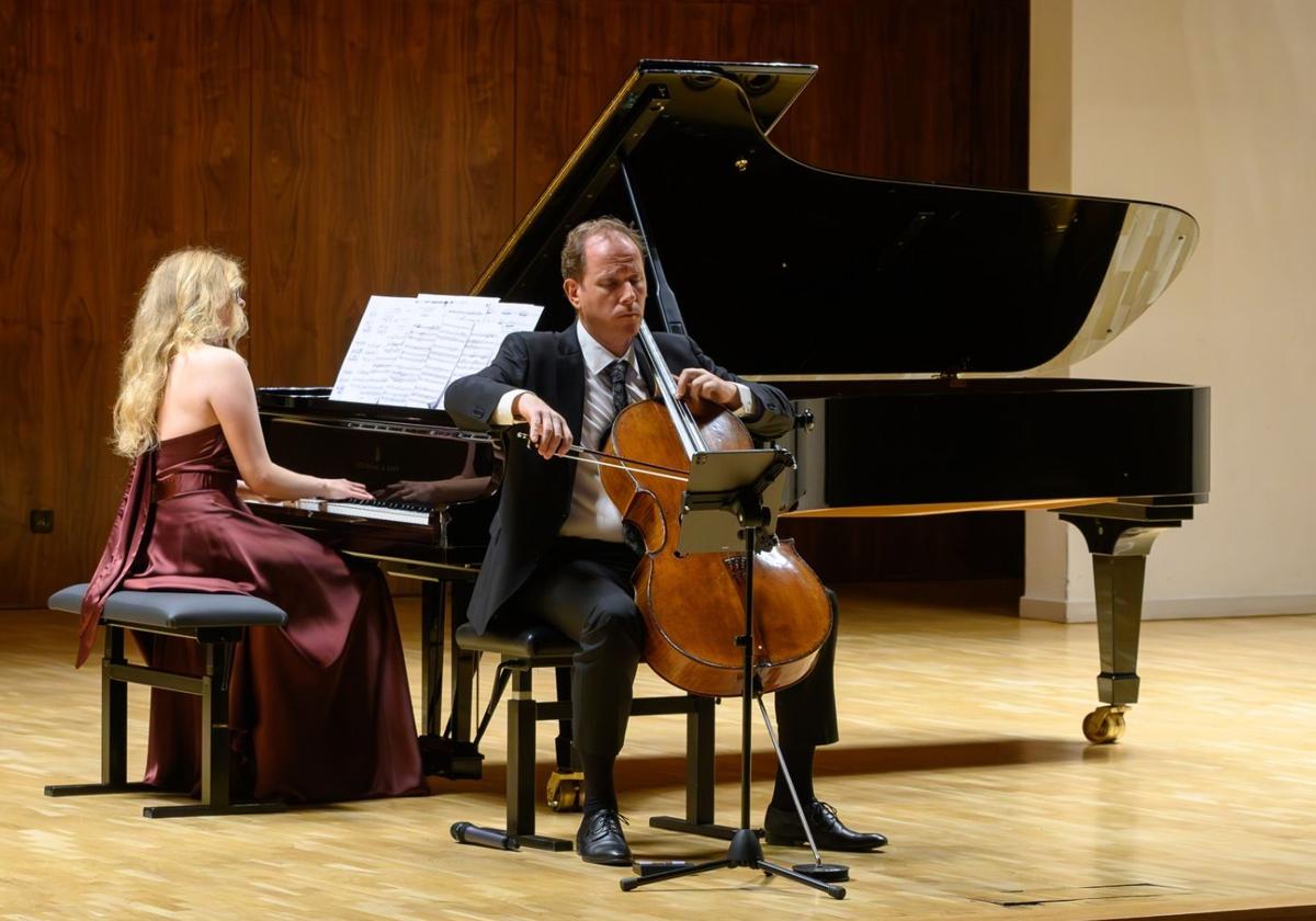 El chelista Ángel García Jermann en uno de sus conciertos acompañado por la pianista Oleksandra Totkalova.