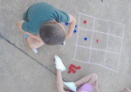 Niños realizando juegos tradicionales en el taller