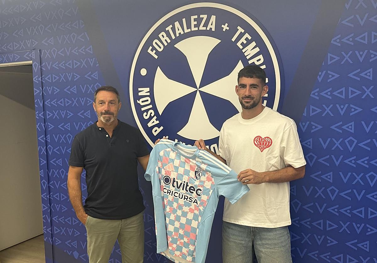 Eneko Undabarrena y José Sietes posando con la tercera equipación de la S.D. Ponferradina