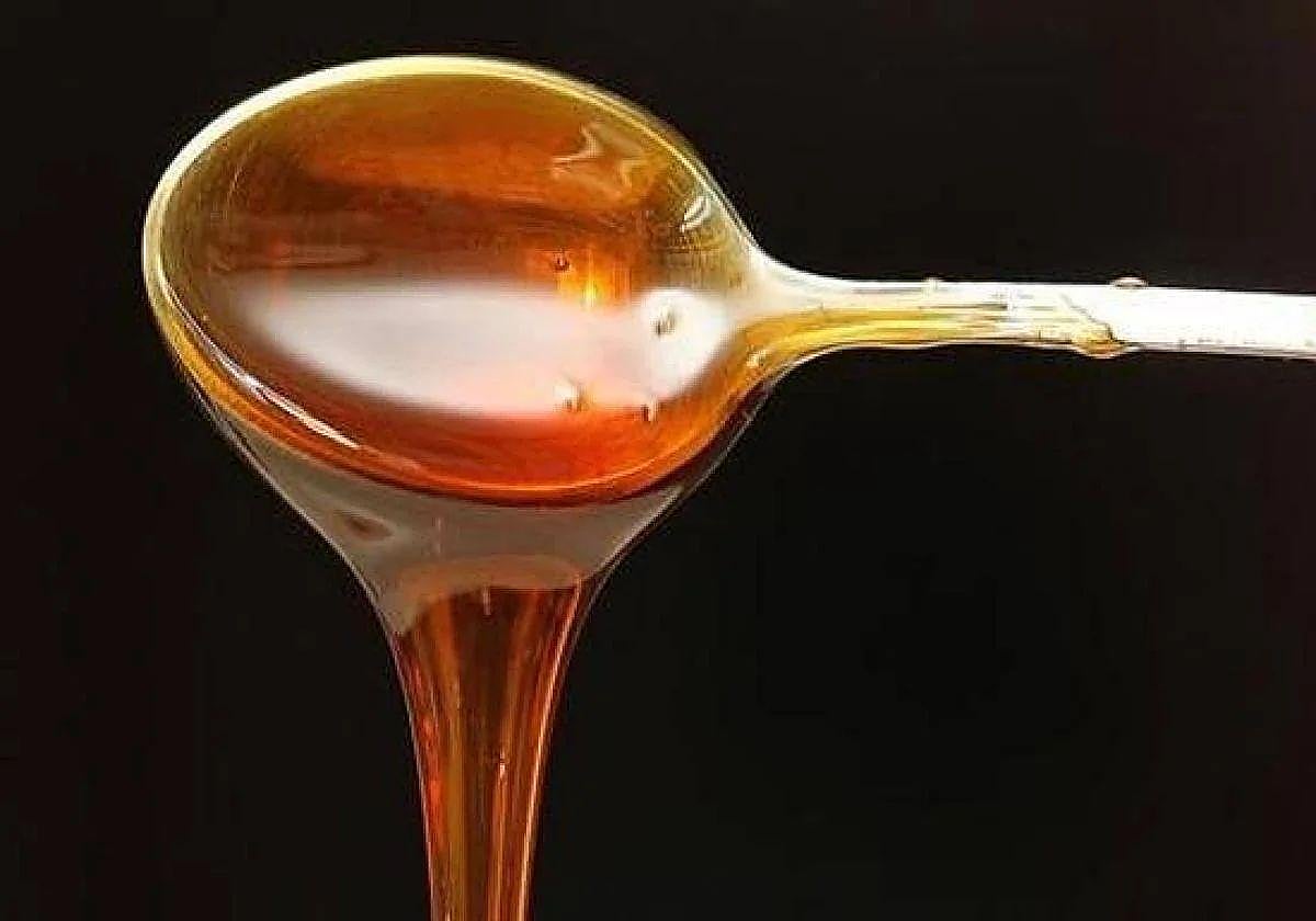 Cuchara echando miel.