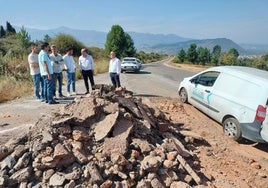 El alcalde de Ponferrada (2D) y el concejal de Urbanismo (1D) supervisaron el inicio de las obras en el acceso al polígono industrial de La Llanada.