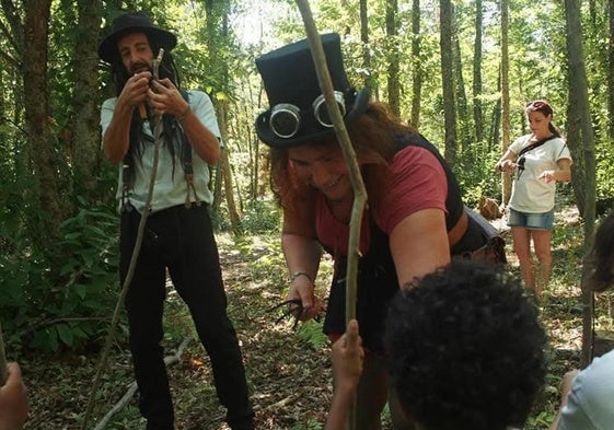 Maikel Barreira y Alba Alonso realizando talleres con niños en el proyecto 'Pumkinland'
