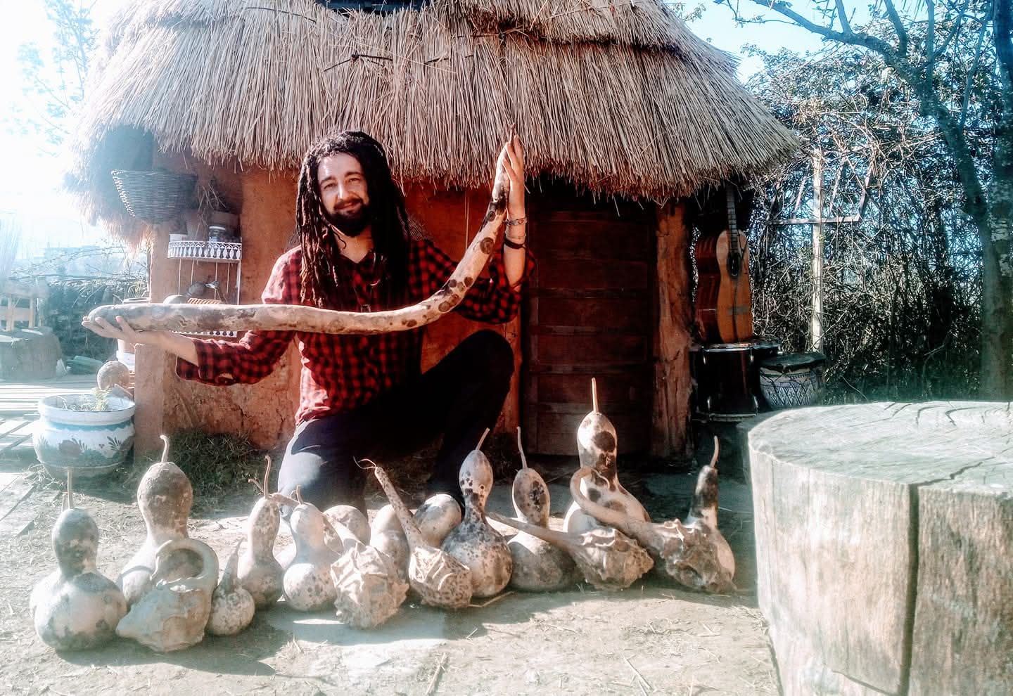 Imagen secundaria 1 - Maikel Barreira junto a nuevos intrumentos creados artesanalmente (arriba y abajo izquierda), además de un piano para pulgares (abajo derecha).