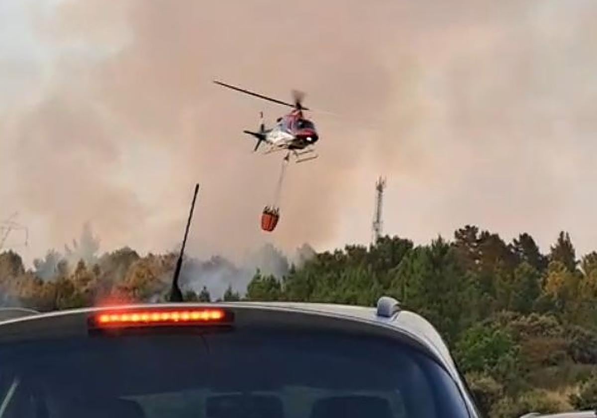 Un helicóptero alza el vuelo junto a la A-6 en San Miguel de las Dueñas.