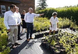El viceconsejero de Política Agraria Comunitaria y Desarrollo Rural, Jorge Llorente, junto a varias autoridades, durante la visita al Centro Integrado de Formación Profesional Agraria de Almázcara.