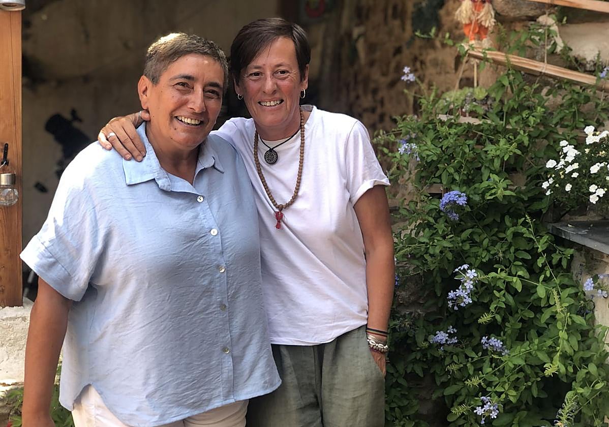 Amalia García y Gloria Rodao en su casa en la localidad de Santalla del Bierzo.