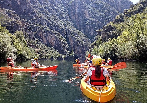 El descenso del Sil, una de las actividades del campamento.