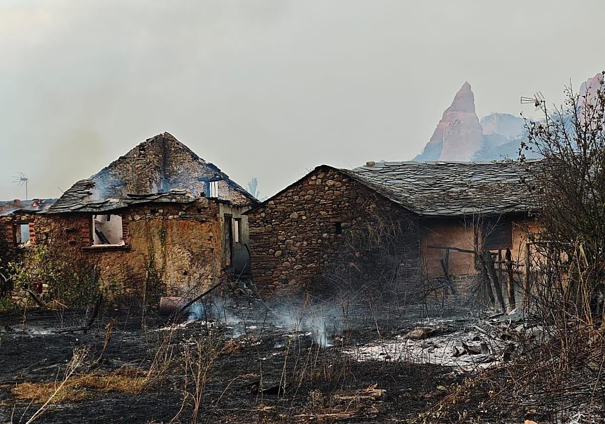 Un picacho de Las Médulas se abre paso entre el fuego que ha asolado el enclave berciano Patrimonio de la Humanidad.