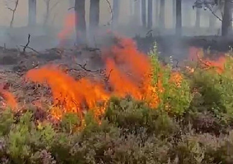 Los vecinos de Anllares están exhaustos: «Llevamos cuatro días apagando el fuego nosotros»