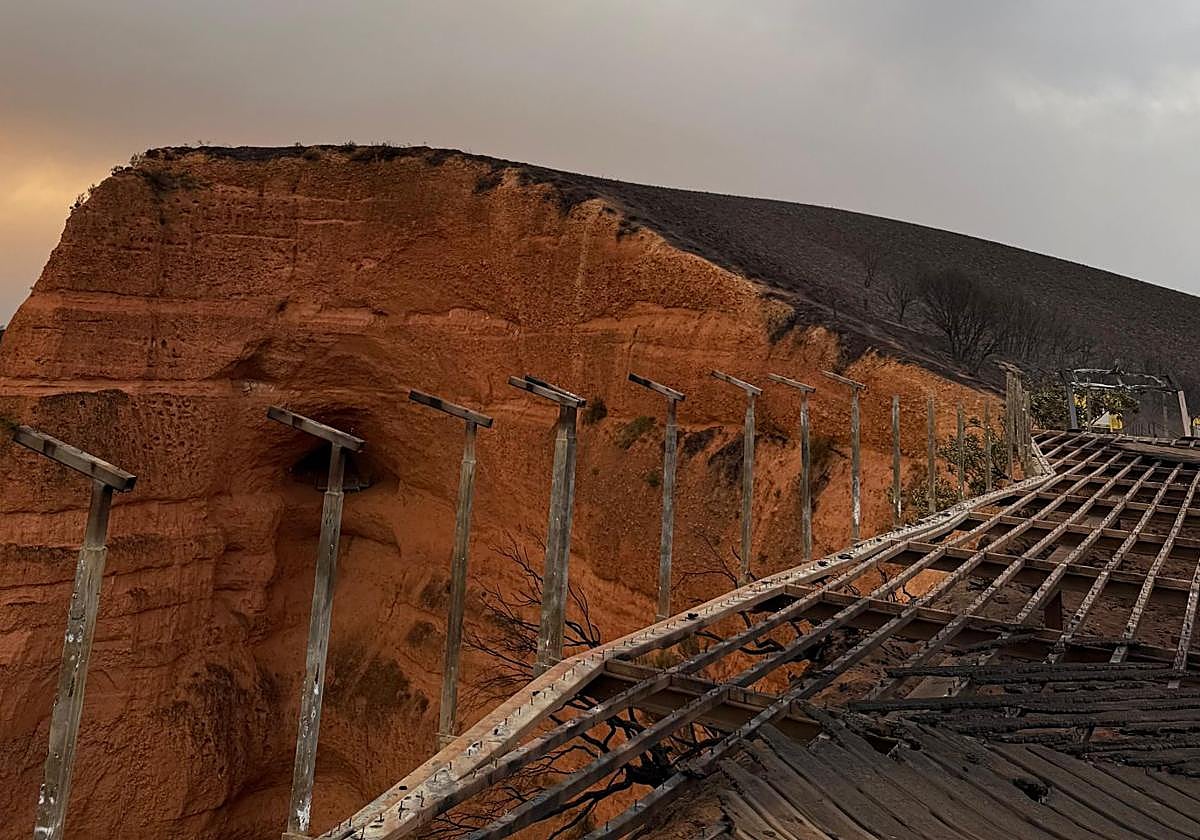 Imagen del mirador de Orellán devorado por las llamas.