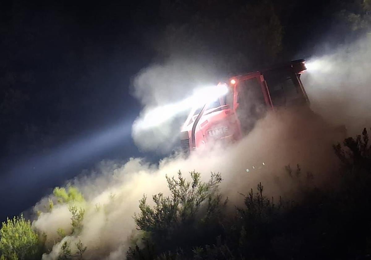 Imágenes de la UME trabajando en el incendio de Yeres/Llamas de Cabrera