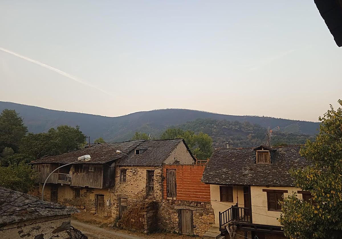 Imagen de las casas del pueblo de Voces (Borrenes).