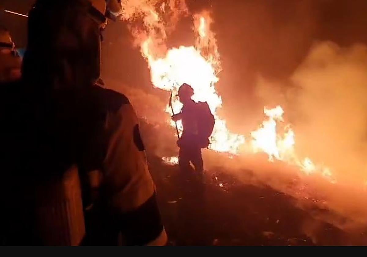Efectivos de las Brif de Tabuyo intentan sofocar el fuego de noche en el sector del Morredero y Cabeza de la Yegua.