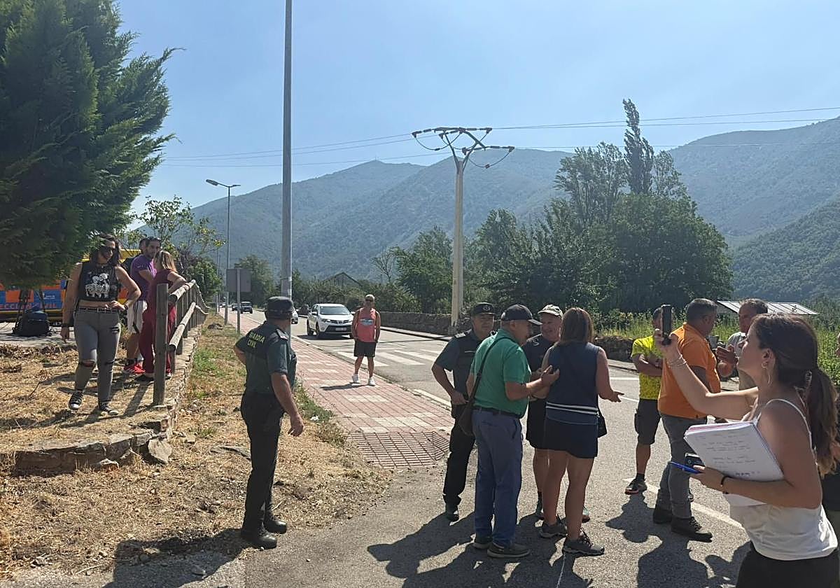 Los vecinos de Palacios del Sil protestando contra el «paripé» de las autoridades en el PMA.