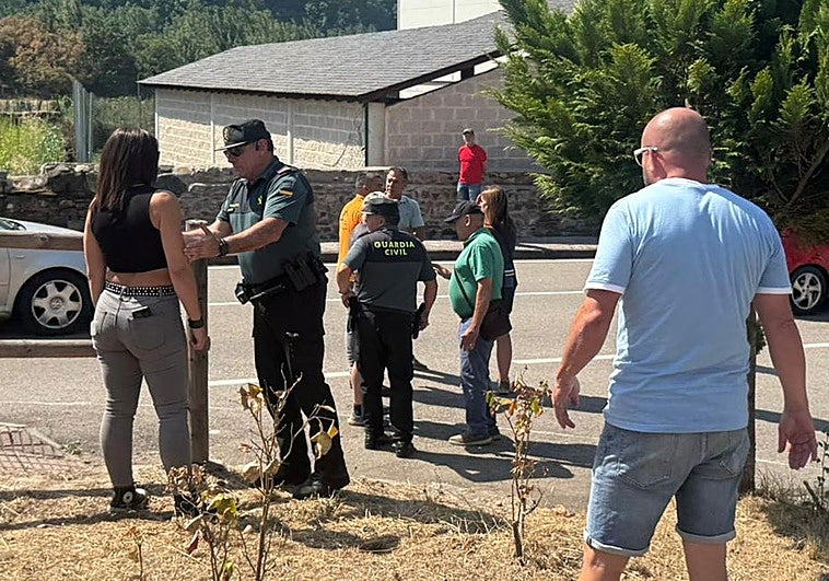 La Guardia Civil sujeta a una de las vecinas de Palacios del Sil.