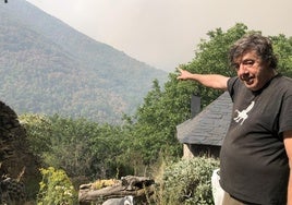 Miguel Gallego, vecino de Palacios de Compludo, señala hacia el incendio que les ha obligado a evacuar el pueblo.