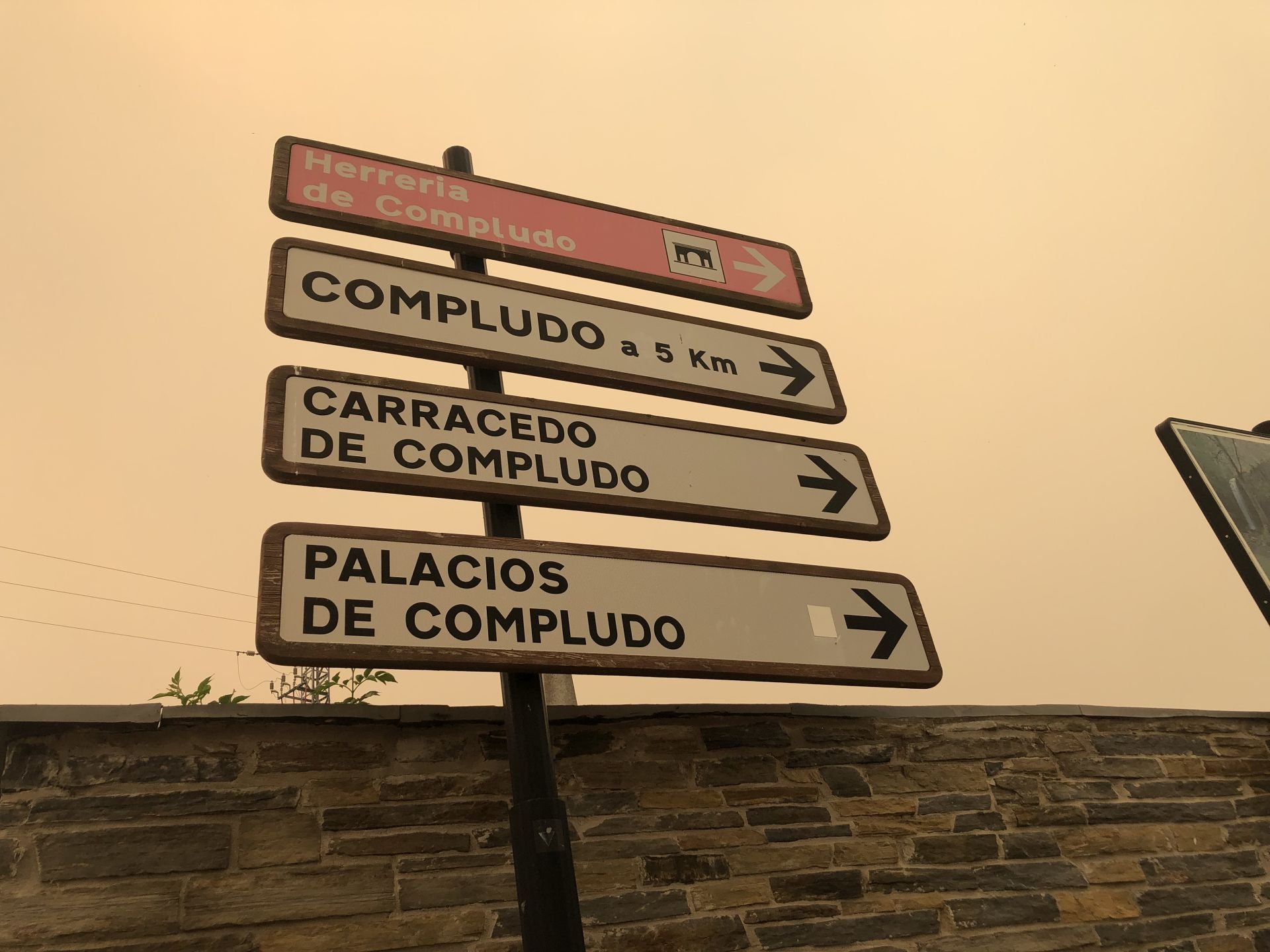Señales hacia el valle de Compludo en la localidad de El Acebo.