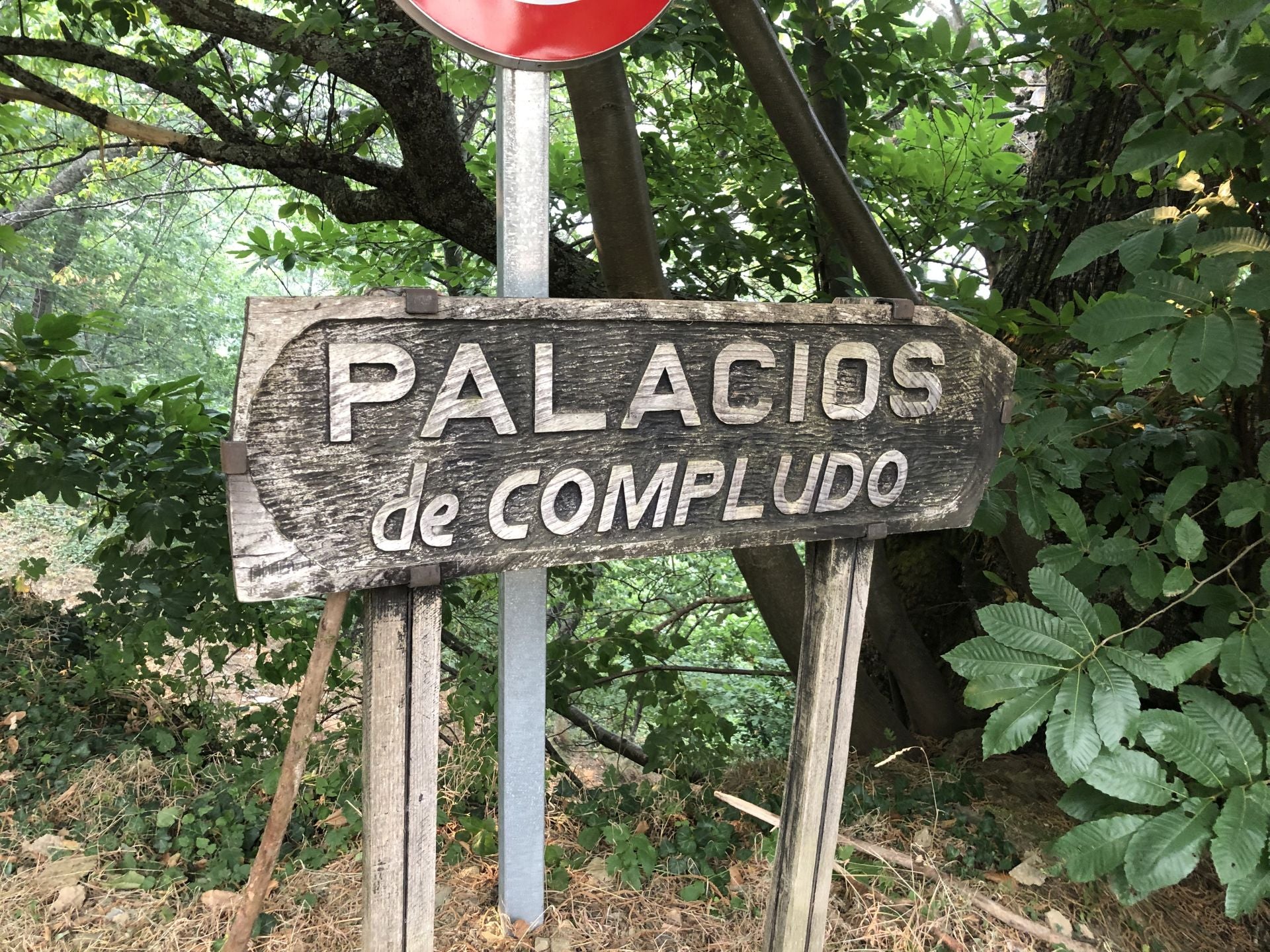 Cartel de entrada a la localidad ponferradina de Palacios de Compludo.