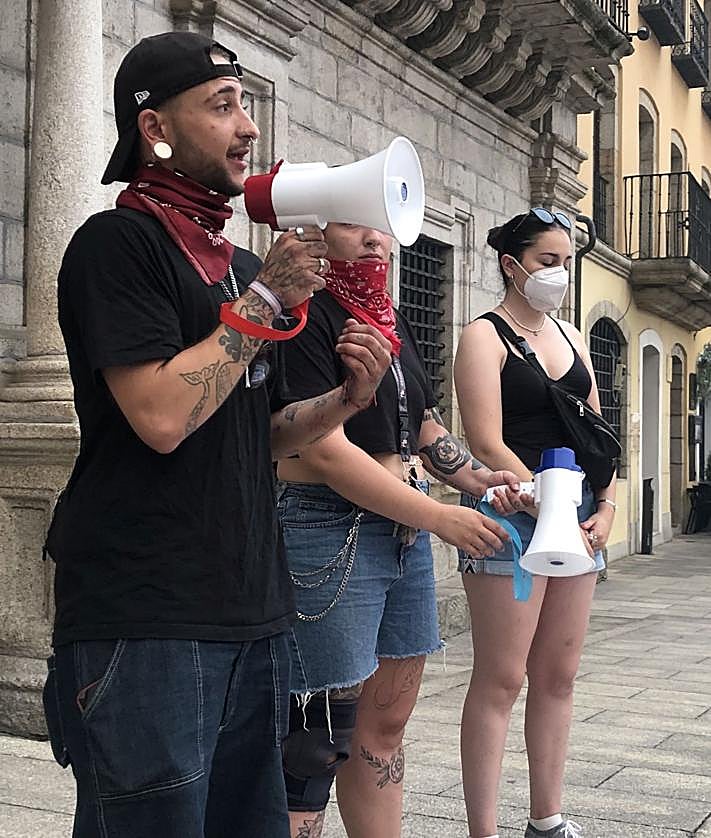 Imagen secundaria 2 - Imágenes de la protesta en la plaza del Ayuntamiento de Ponferrada.