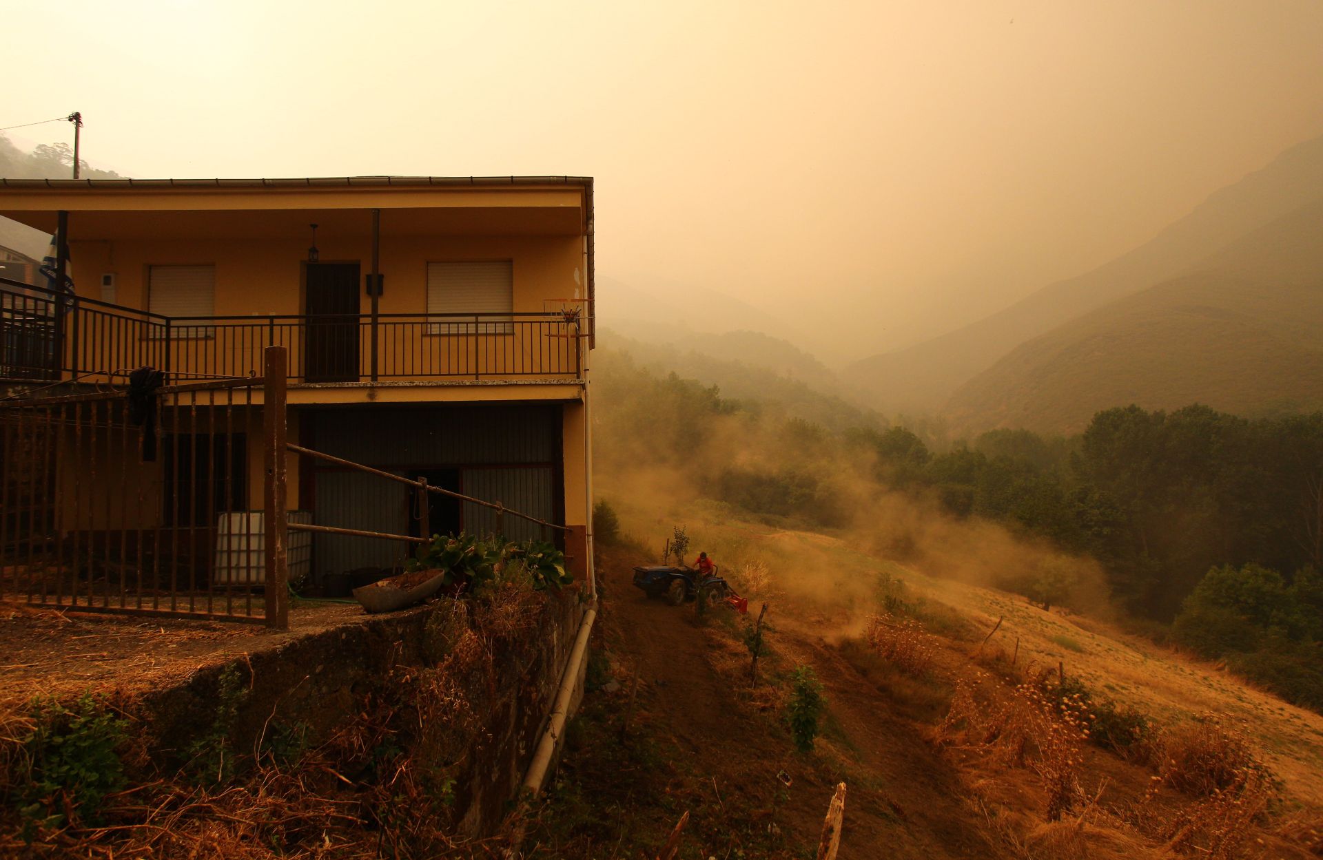 Las imágenes del desalojo de los vecinos de Lusio, por el incendio