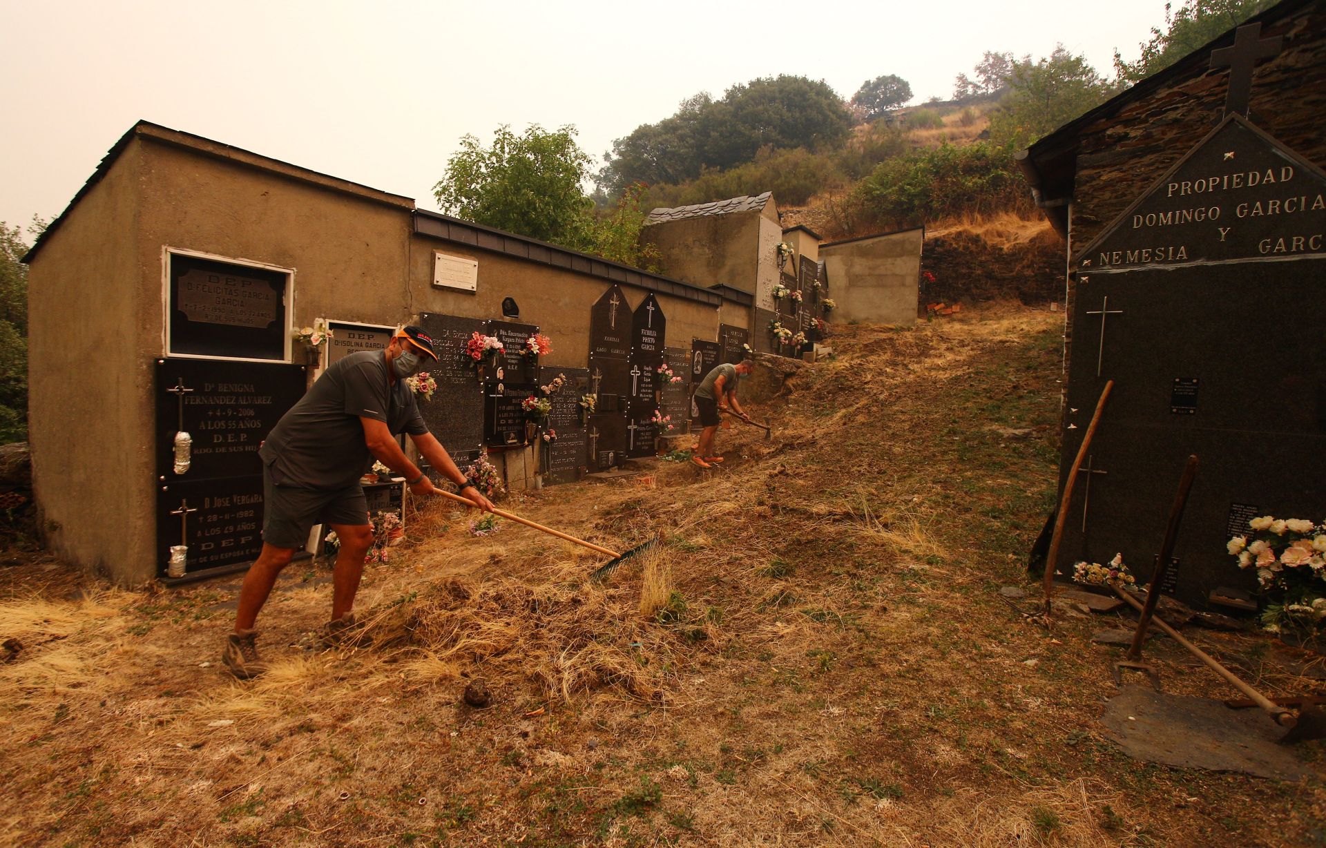 Las imágenes del desalojo de los vecinos de Lusio, por el incendio