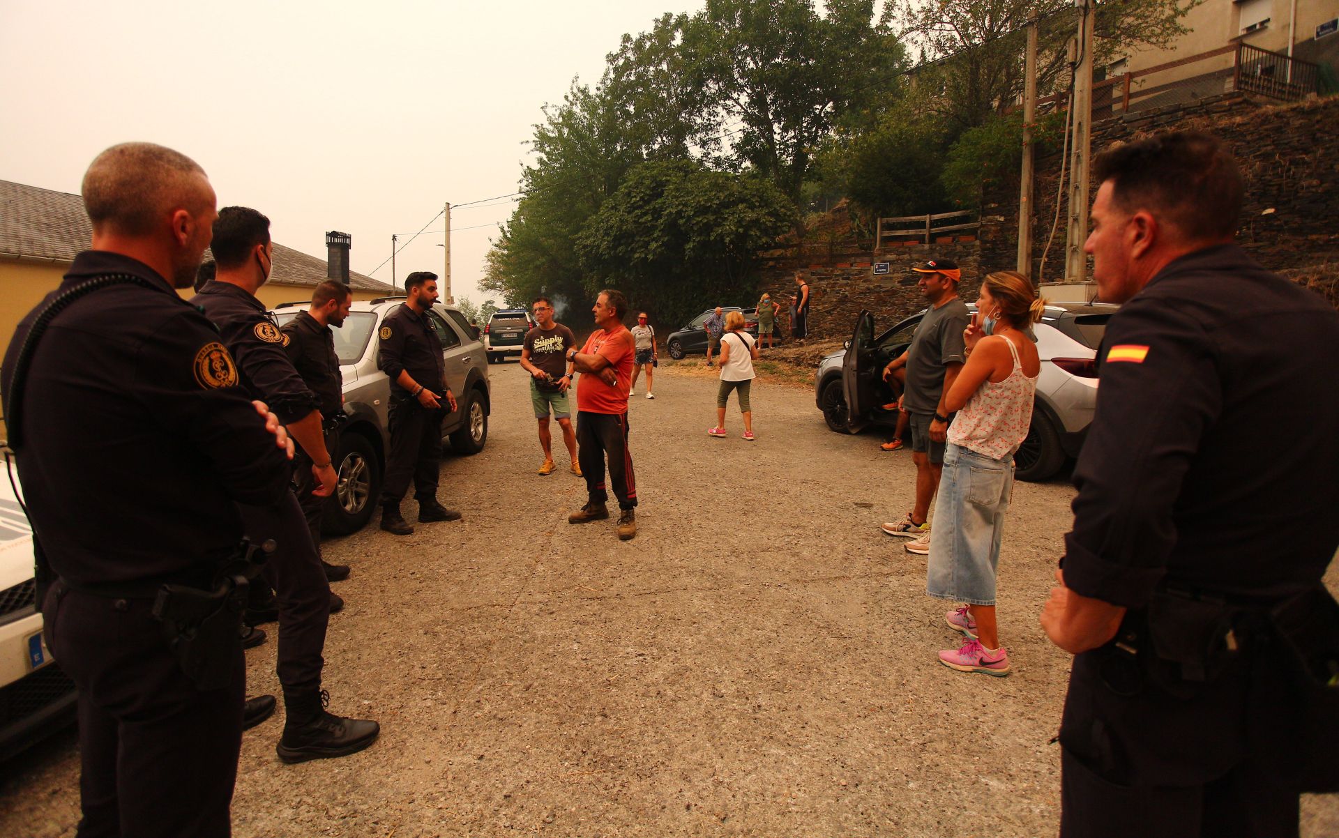 Las imágenes del desalojo de los vecinos de Lusio, por el incendio